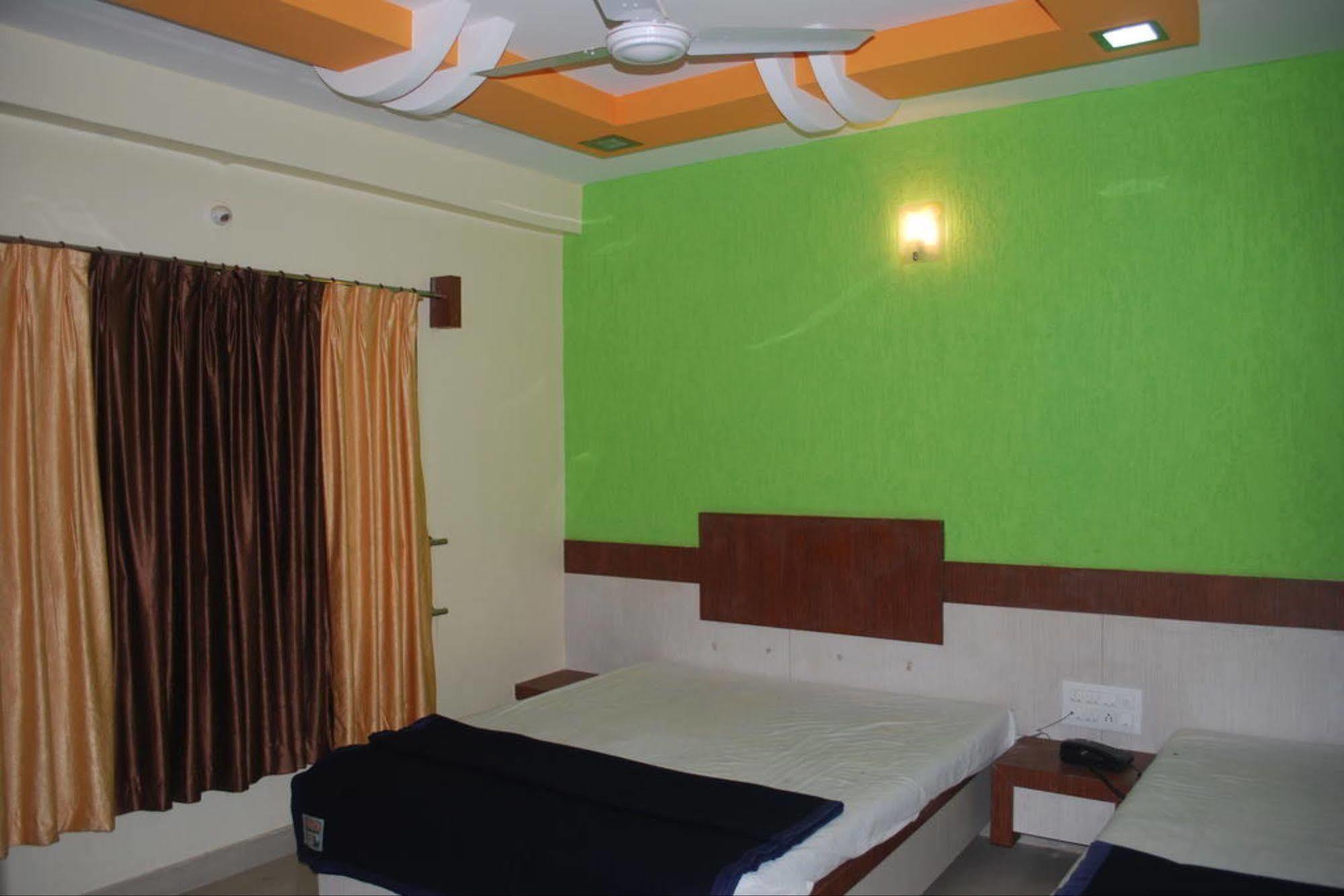 Hotel Disha Palace Shirdi Ngoại thất bức ảnh