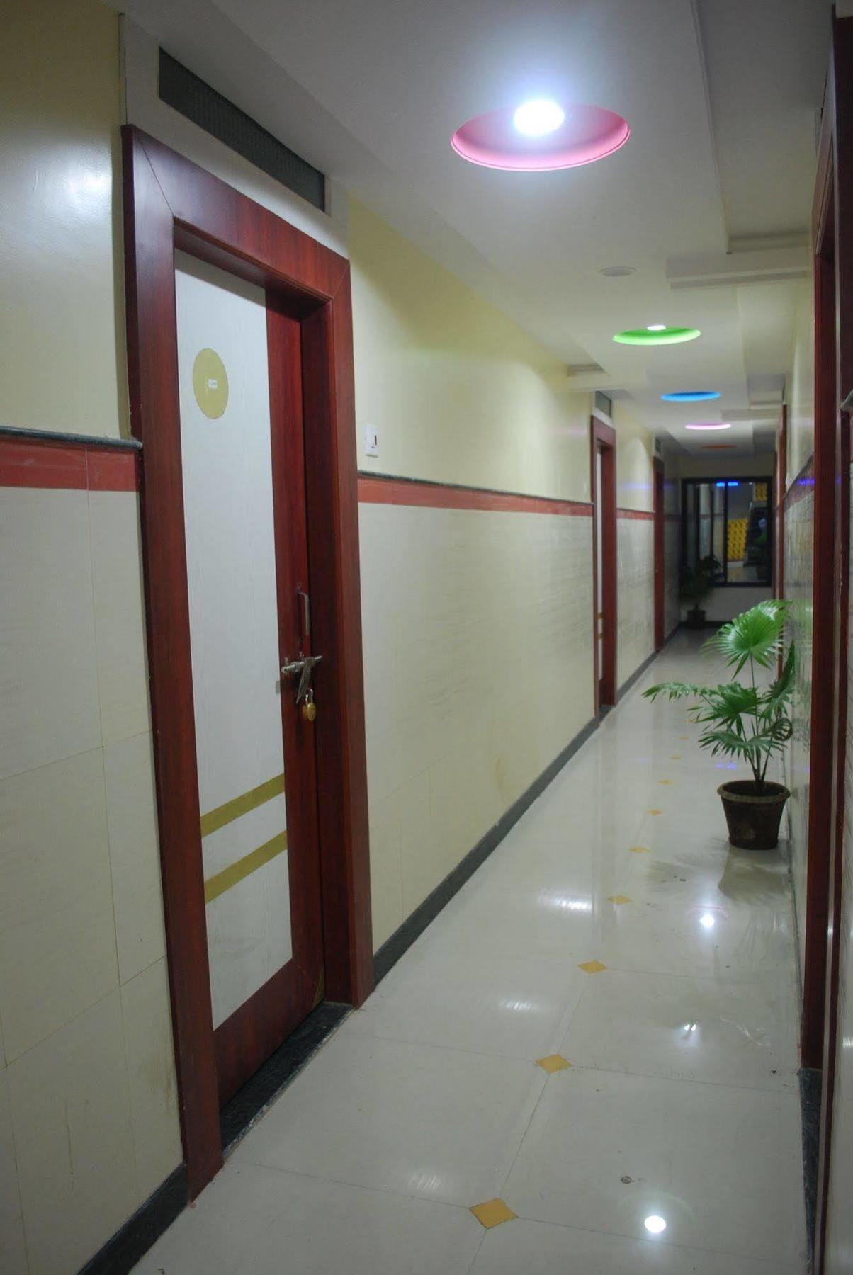 Hotel Disha Palace Shirdi Ngoại thất bức ảnh